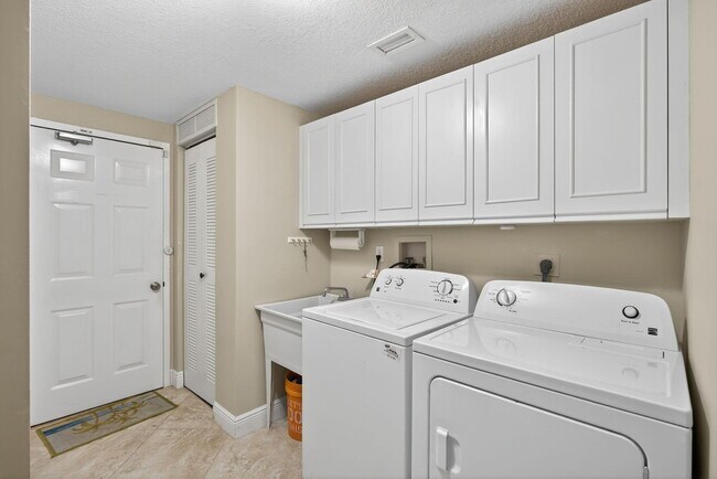 Building Photo - 405 Sea Oats Dr