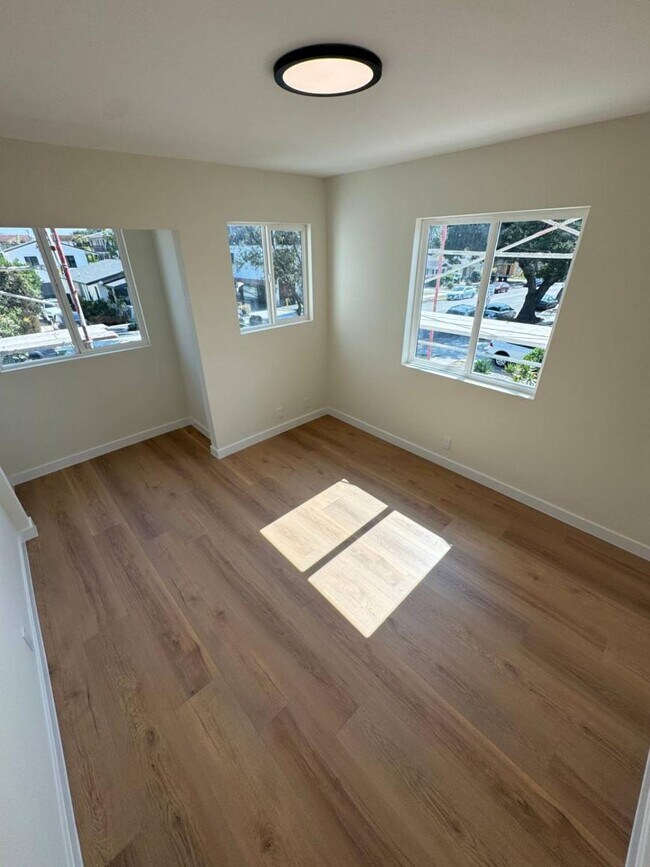 Building Photo - 3.0 bedroom in Glendale California 91203