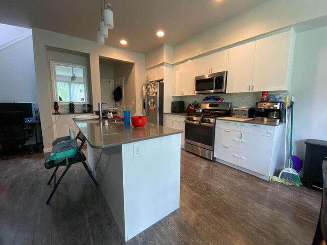 Building Photo - Modern 3-bedroom with Fully Fenced Yard