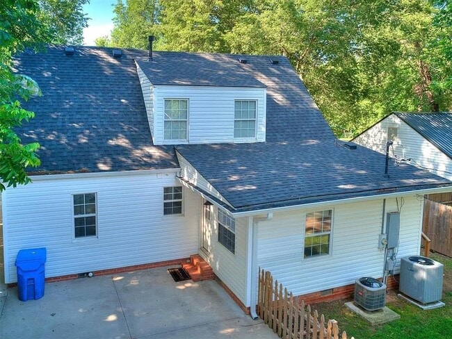 Building Photo - 1017 McFarland St