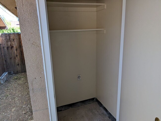 Building Photo - University Triplex