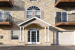 Building Photo - Pinewood Estates