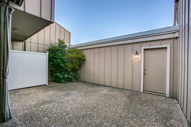 Building Photo - 11658 Lakeside Park Dr