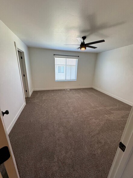 Building Photo - 494 340 W