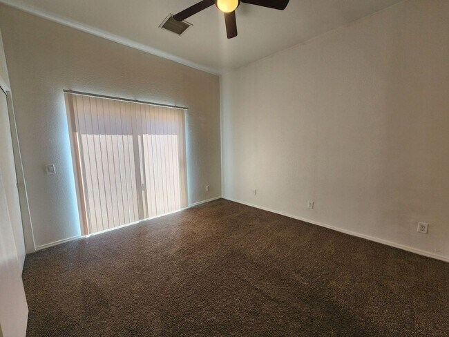 Building Photo - 3 Bedroom 2 Bath Townhouse