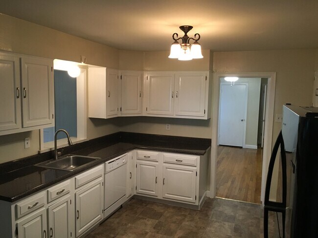 Building Photo - Dont miss out on this spacious East Memphi...