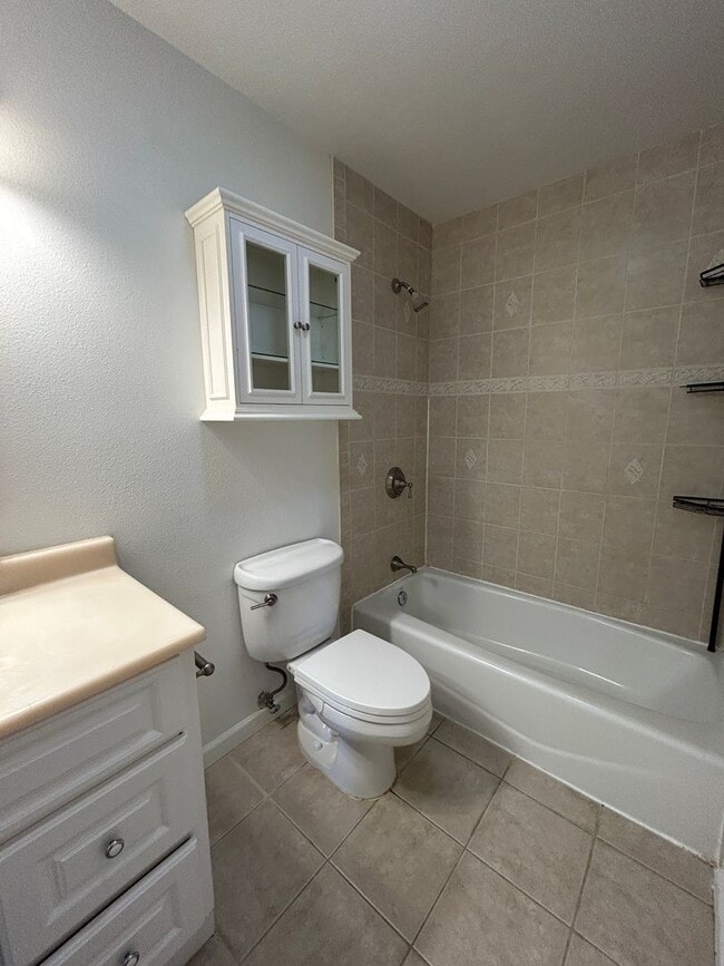 Building Photo - Spacious 3 Bedroom/2 Bathroom in Moanalua ...