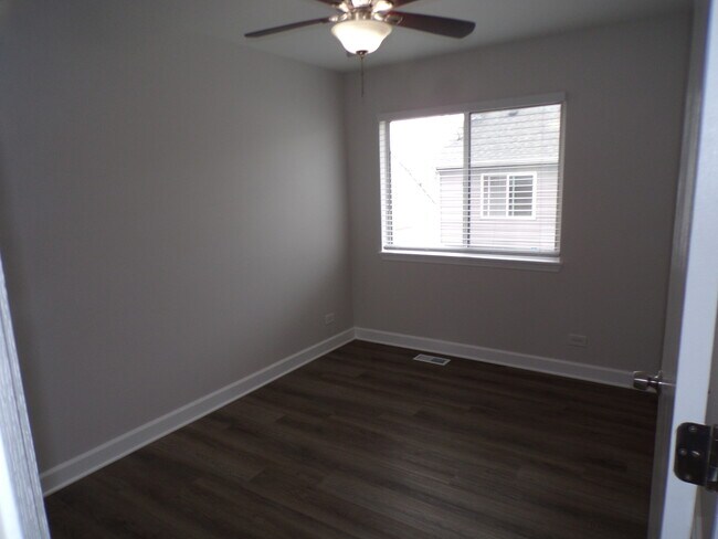 Building Photo - 13 Redbud Ct