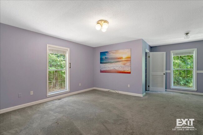 Building Photo - Amazing 4 Bedroom, 3 Bath Home With 2 Kitchens!