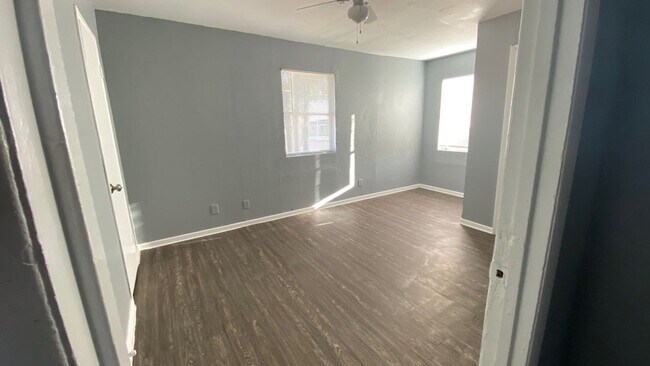 Building Photo - Handyman Special $0 First Month's Rent / “You fix, you SAVE BIG!!” Contact Mayshell for details: ...