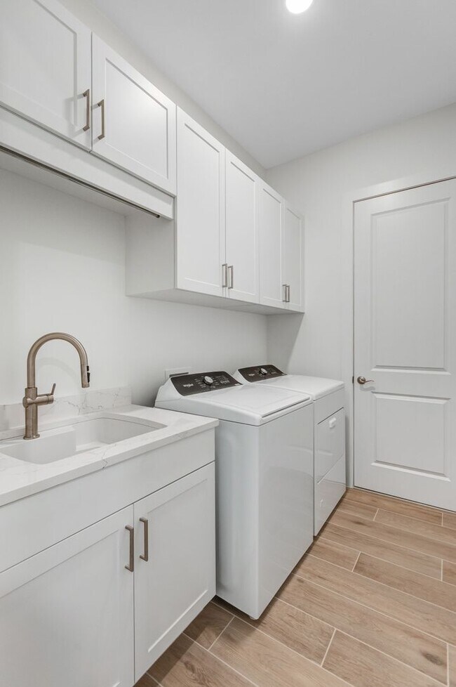 Building Photo - ** SEVEN SHORES ** 3+DEN / 2.5 BATH - BRAND NEW HOME! - LUXURY AMENTITES - PET OK - ANNUAL RENTAL