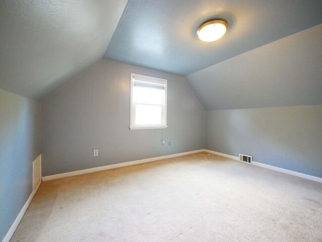 Building Photo - 5 BED & 2.5 BATH SINGLE FAMILY HOUSE FOR RENT