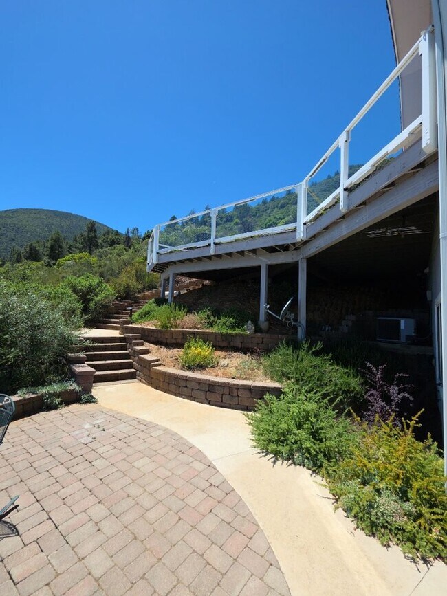 Building Photo - Stunning Lake Views in Riviera West