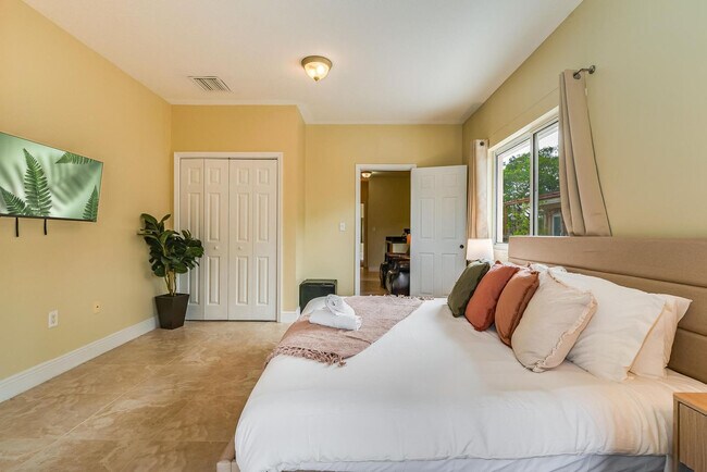 Building Photo - 1721 SW 23rd St