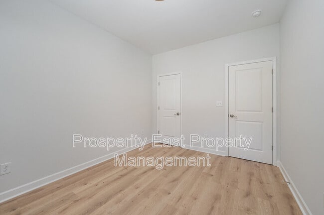 Building Photo - 605 Queens Rd