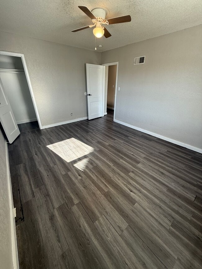 Building Photo - 2 bedroom townhome right off the highway!