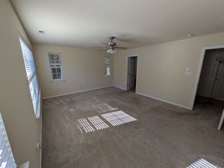 Building Photo - 9915 Cleaver Ct