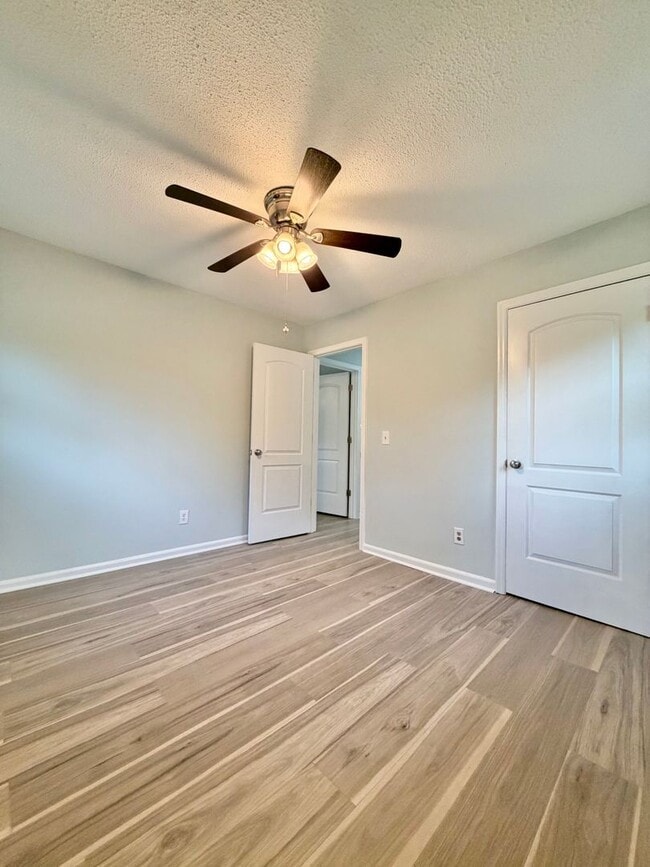 Building Photo - 3 Bedroom 1 Bath Home