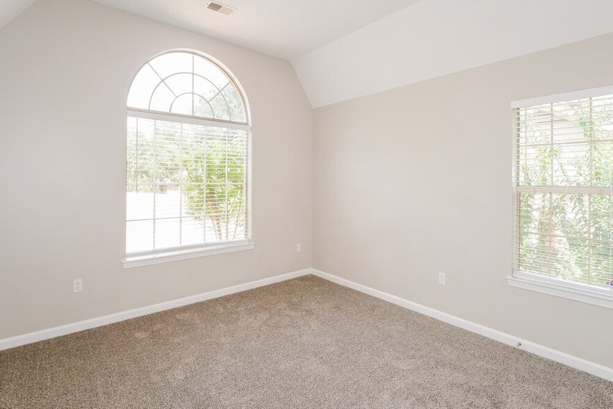 Building Photo - 1163 Carriage Dr S