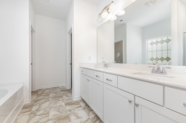 Building Photo - Charming 3-Bedroom Home in Columbia – Avai...