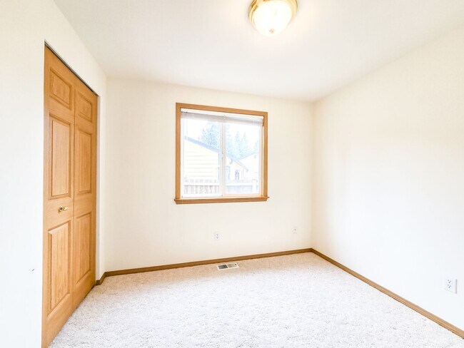 Building Photo - Well Kept 3BD Rambler