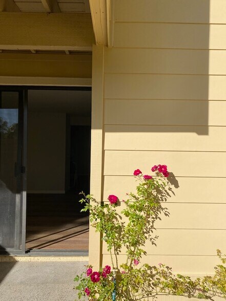 Building Photo - 1806 Woodlake Dr