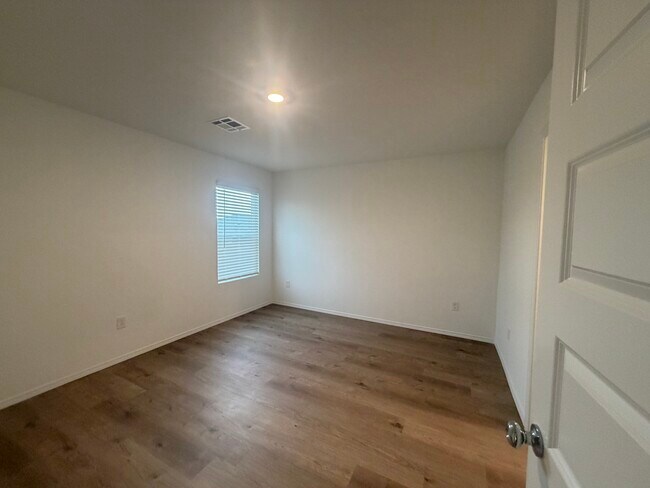 Building Photo - 2100 W 30th Ave