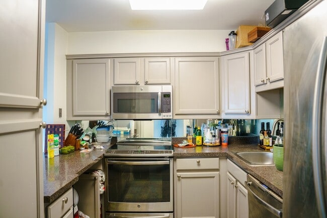 Building Photo - 1560 N Sandburg Terrace