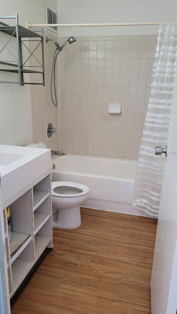 Building Photo - Nice 2bd, 1bath, 1pkg 700sqft unit . $2500