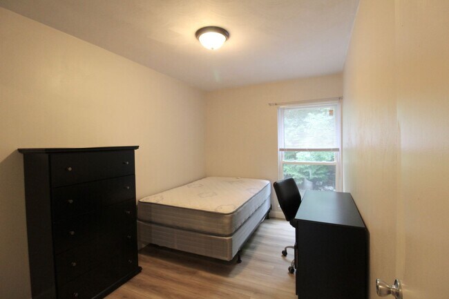 Building Photo - 1362 Bradley Dr