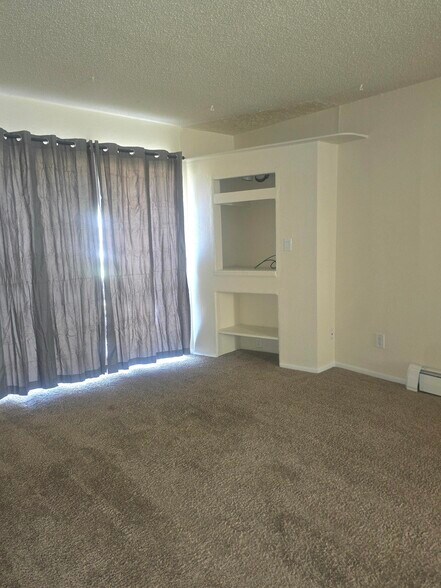 Building Photo - 3150 Lakeside Dr