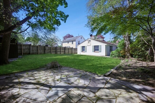 Building Photo - 32 Center St