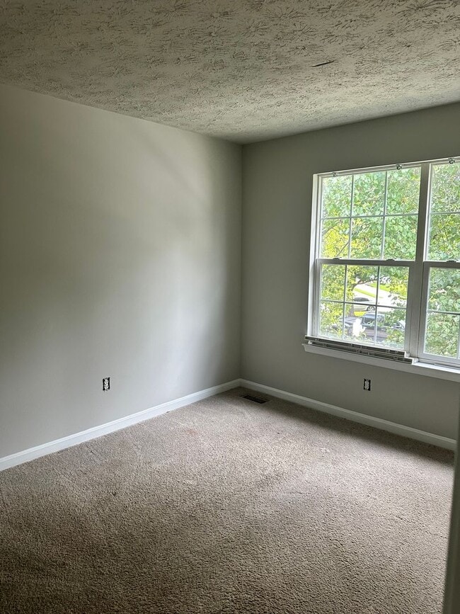 Building Photo - Spacious Townhome for Rent! Finished Basement! W/D! Available Now!