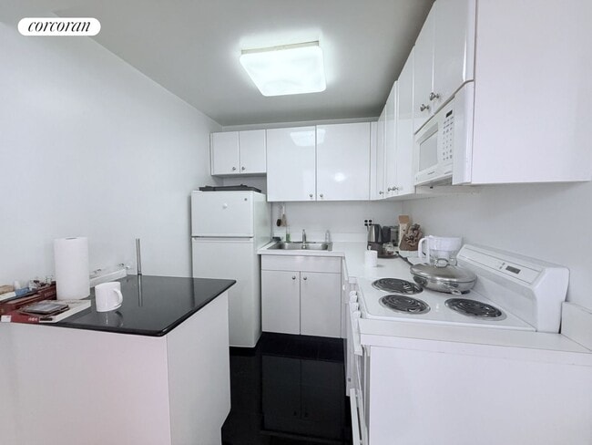 Building Photo - 117 W 58th St