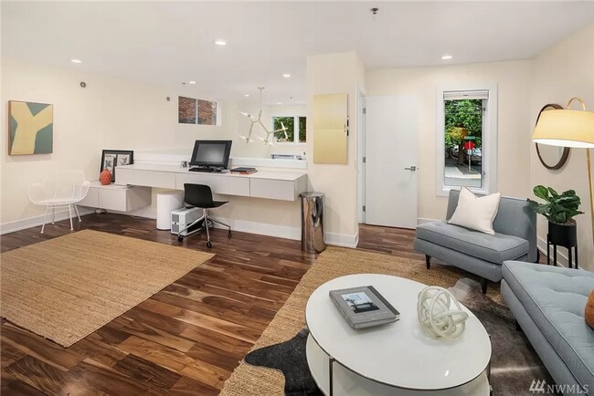 Building Photo - Stunning 2 Bed 3 Bath Home in Queen Anne