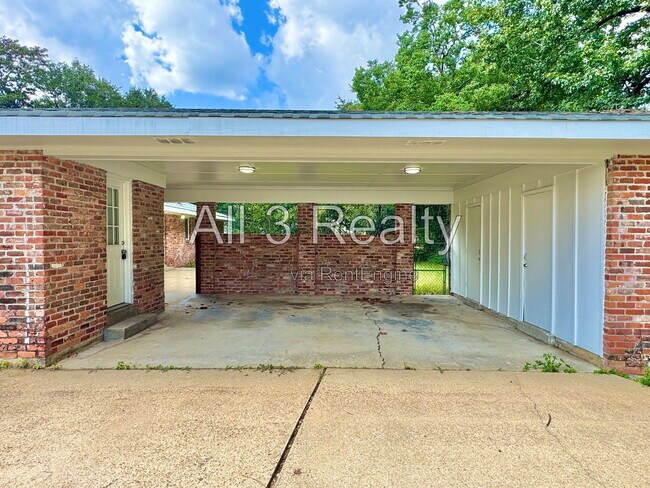 Building Photo - 2557 Woodley Rd