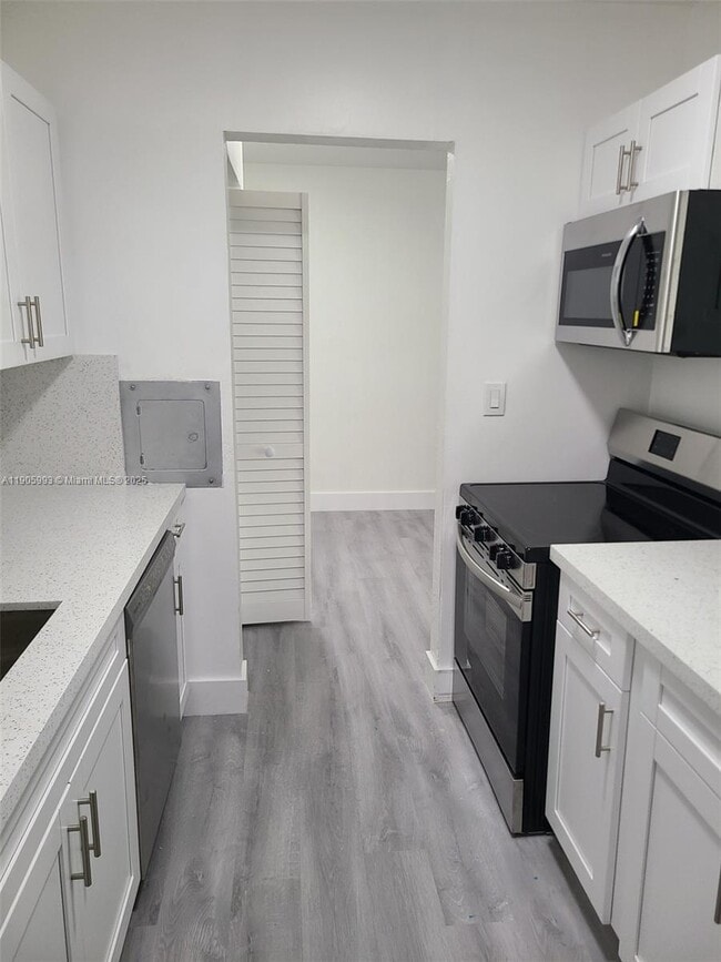 Building Photo - 13923 SW 90th Ave