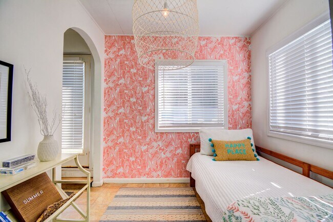 Building Photo - Off Season Coastal Cottage September 2026 through Mid February 2027- Fully Furnished- 3 Month Min...