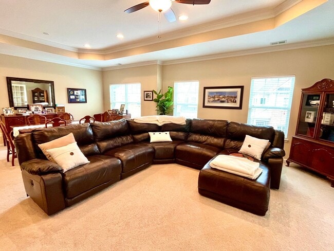 Building Photo - 3BR Open Floor Plan with Sunroom & Garage!