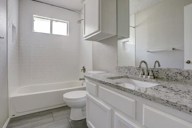 Building Photo - 911 Isernia Dr