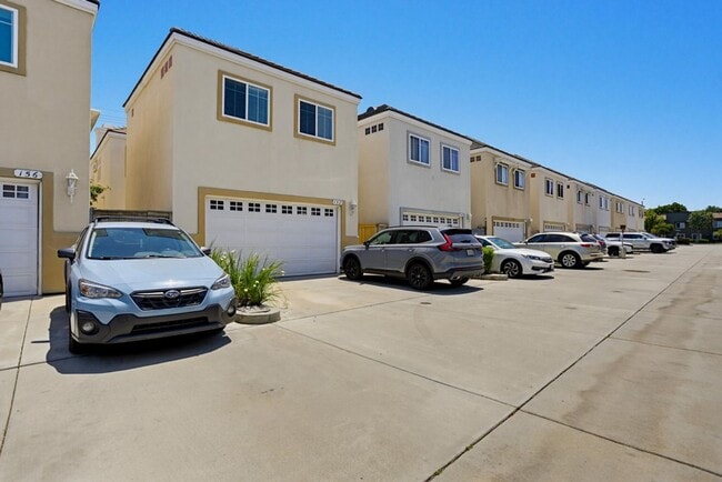 Building Photo - 3 Bedroom Home Available Now!