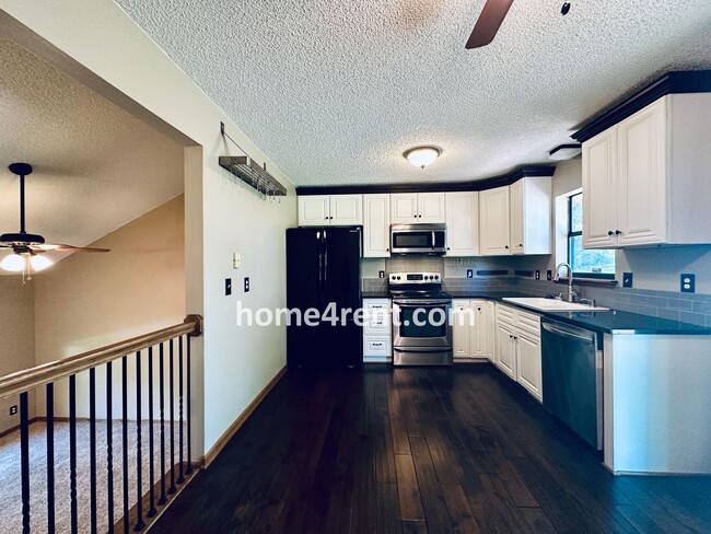 Building Photo - Spacious Liberty Home w/ an Updated Kitche...