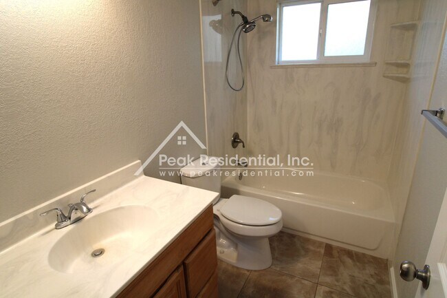 Building Photo - Updated 2bd/1ba Orangevale Duplex with Gar...