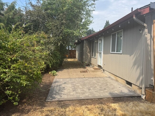Building Photo - Beautifully updated 3 bedroom 2 bath house...
