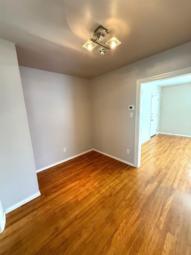 Building Photo - 1915 Binz St