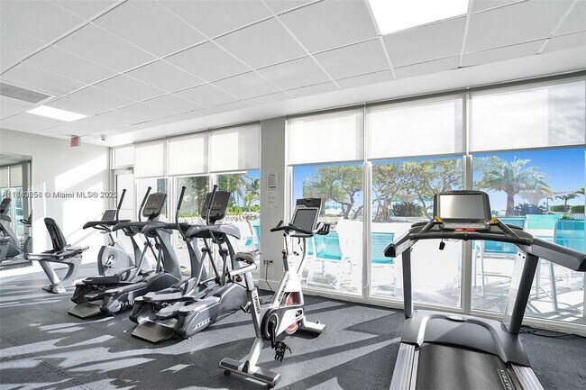 Building Photo - 3140 S Ocean Dr