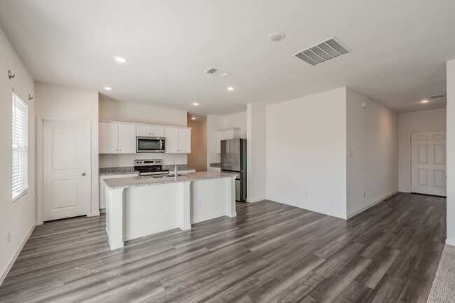 Building Photo - Like new 4 bedroom 2.5 bath in Villages of...