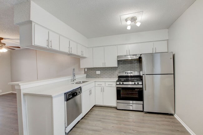 Building Photo - Miller Square & Spanish Trails