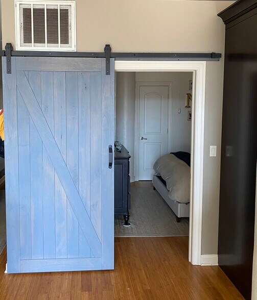 Building Photo - 812 W Van Buren St