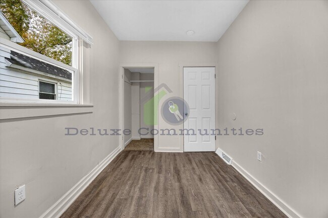 Building Photo - Spacious 4 Bedroom- Whole Home!